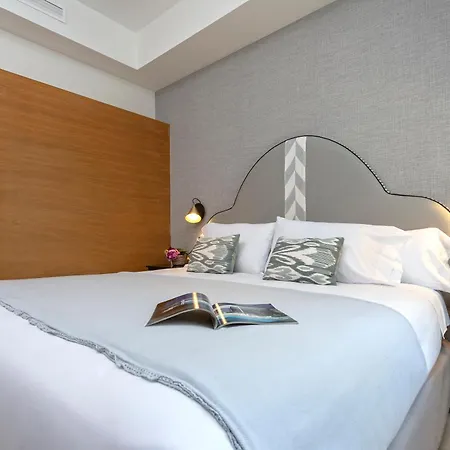 Genteel Carlos V דירה